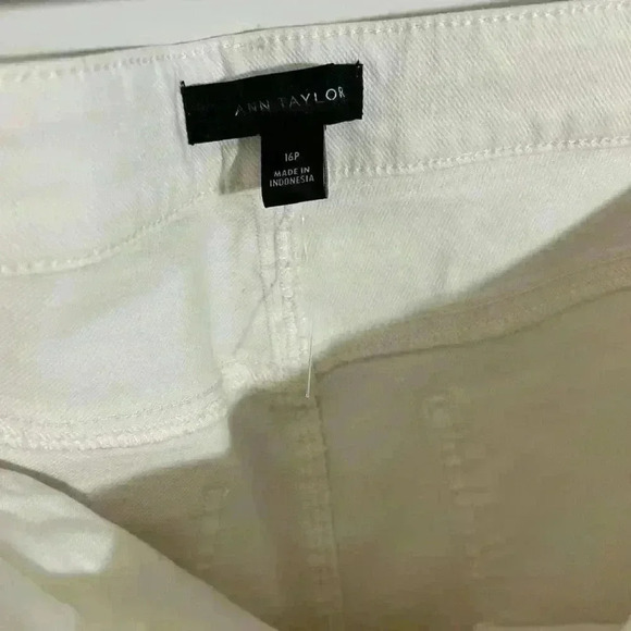 NWOT The Straight Curvy Fit Ann Taylor Jeans Size 16P - Picture 5 of 6